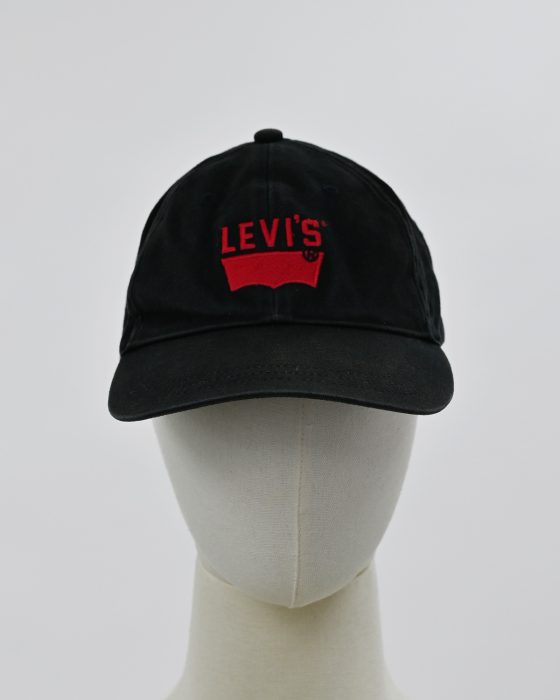 Черная бейсболка Levi's черная с красной вышивкой — изображение 2