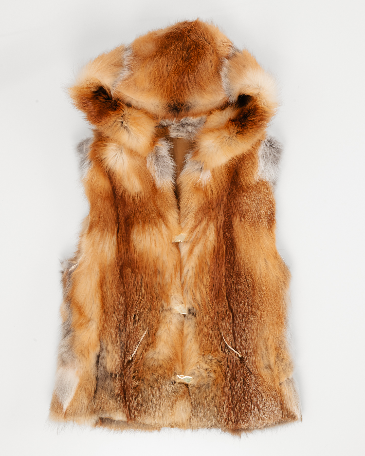 Жилет из натурального меха с капюшоном