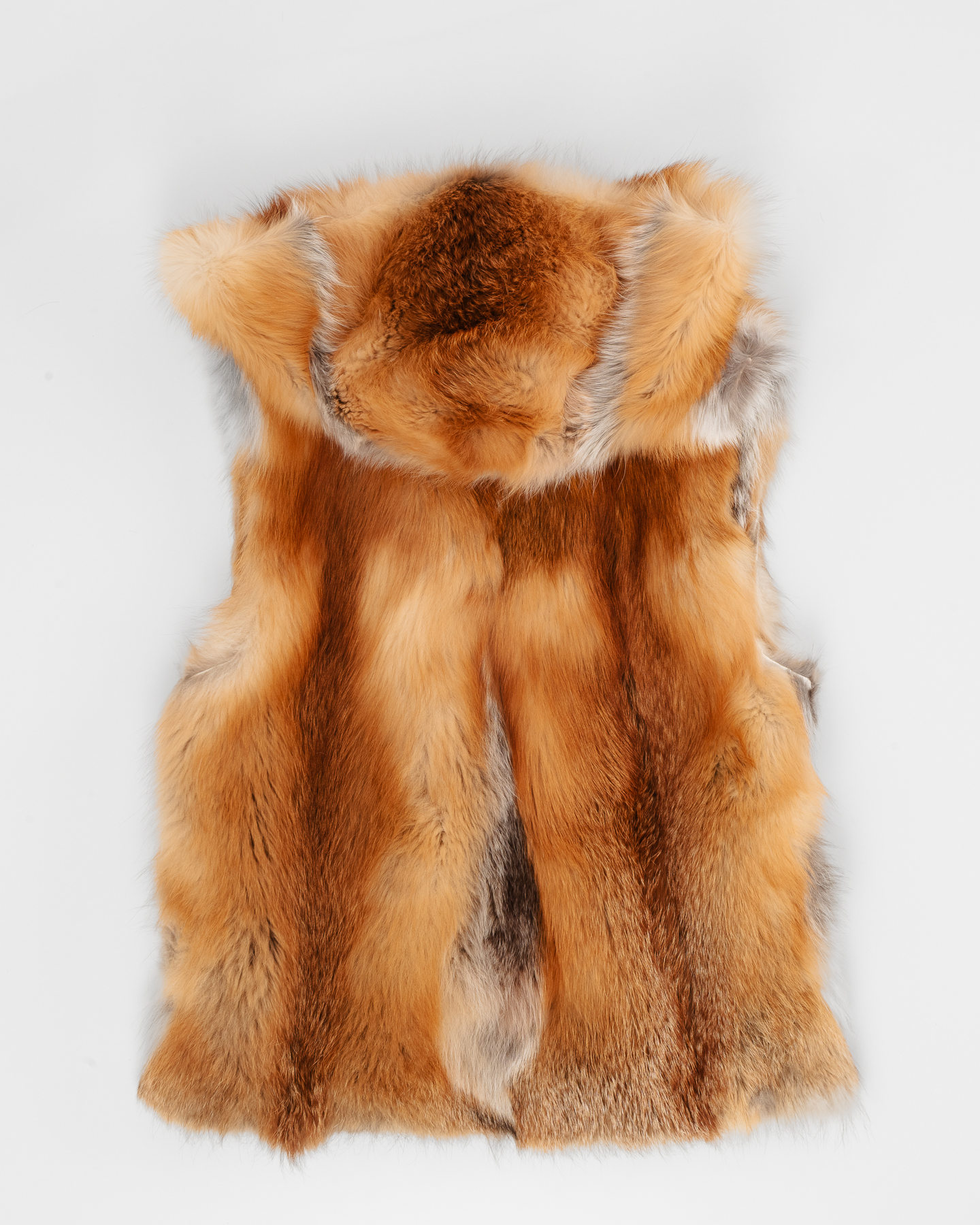 Жилет из натурального меха с капюшоном — изображение 2