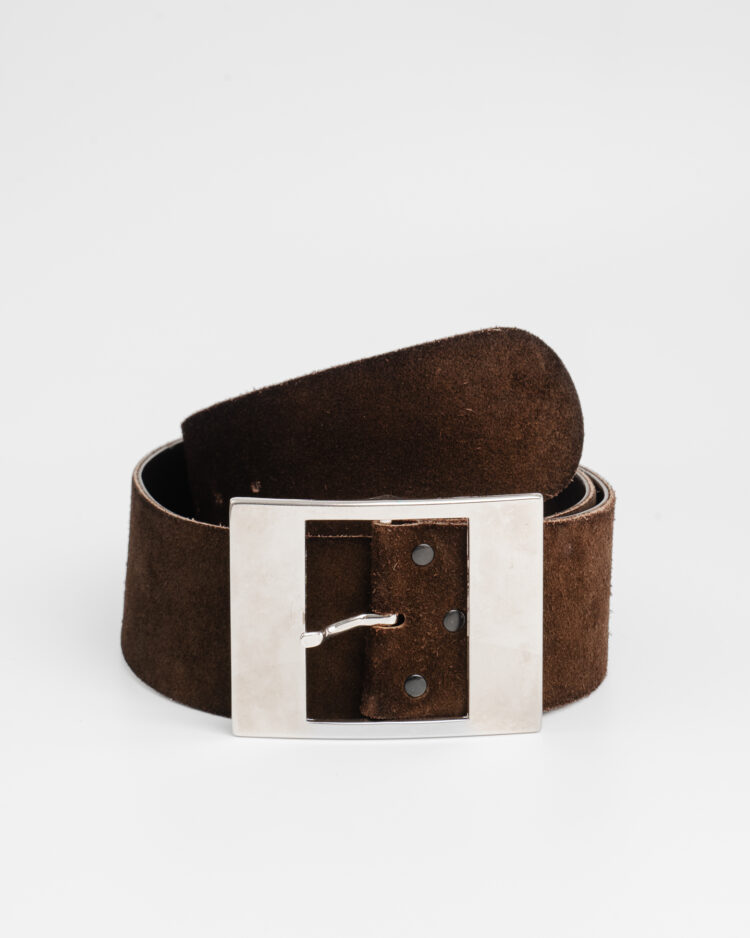 Кожаный ремень с массивной пряжкой