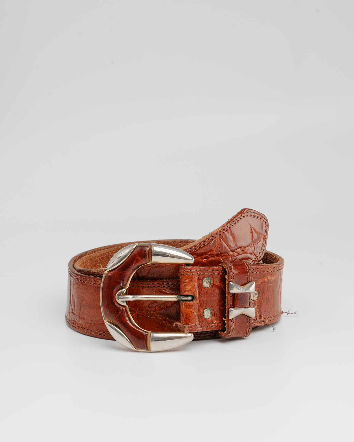 Ремень из тиснёной кожи