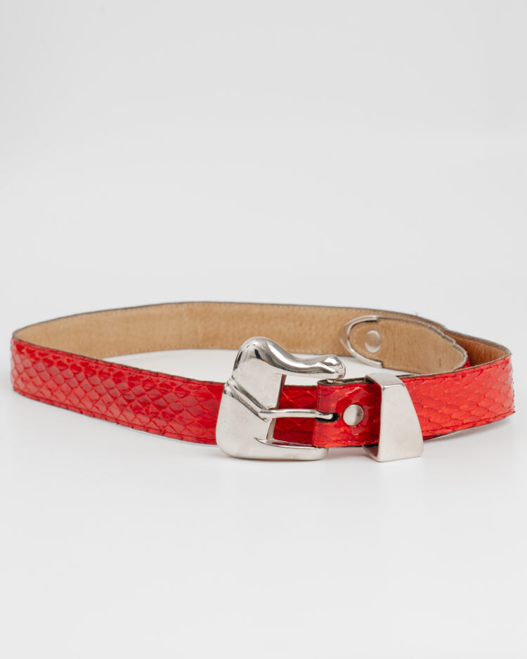 Ремень красный с фактурой рептилии