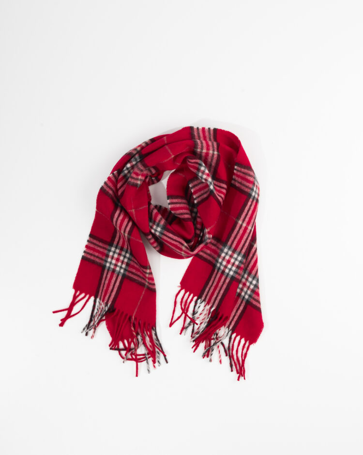 Красный шарф в клетку