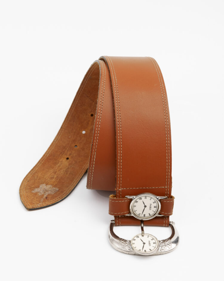 Кожаный ремень с часами на пряжке