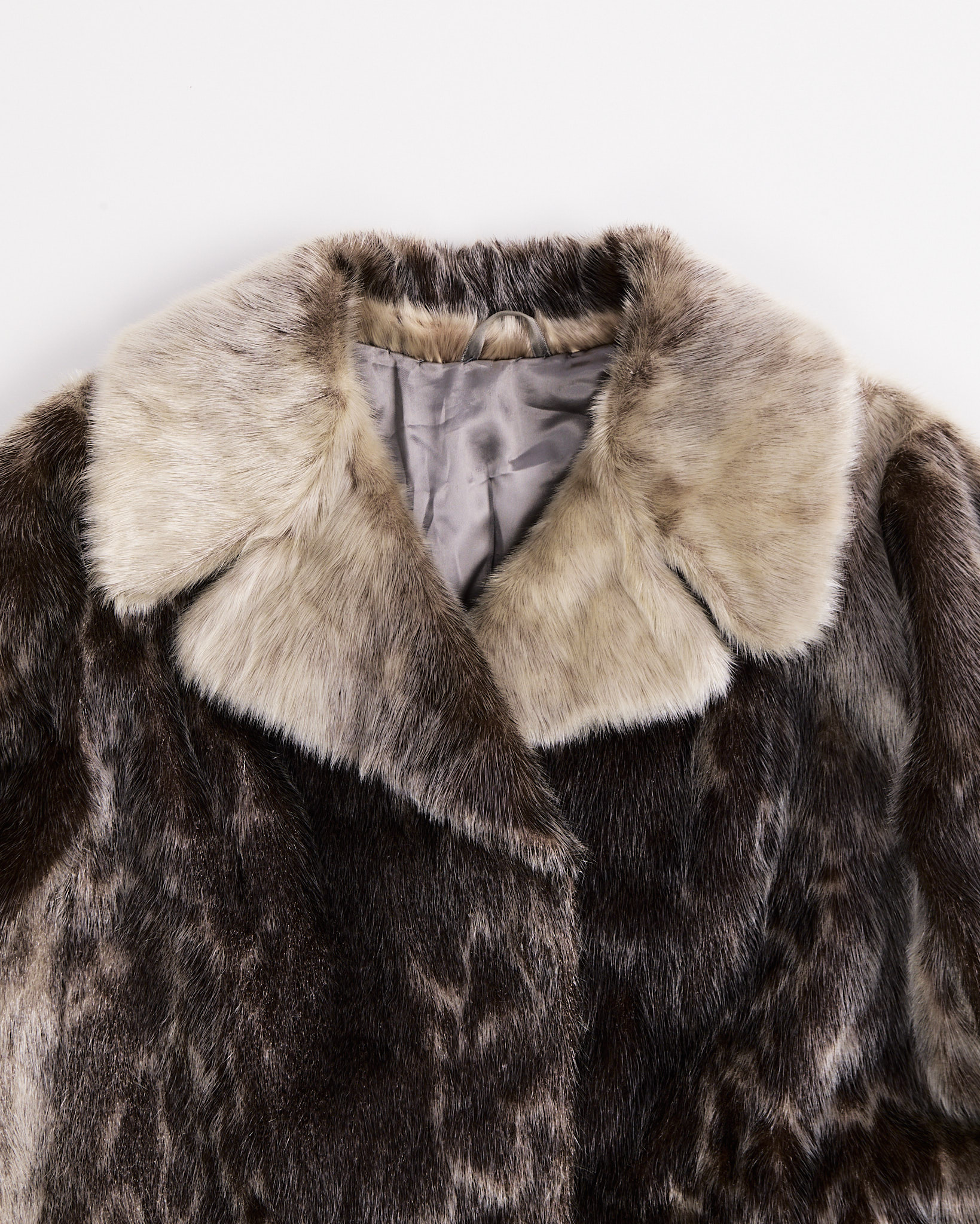 Шуба из нерпы с контрастным воротником — изображение 3