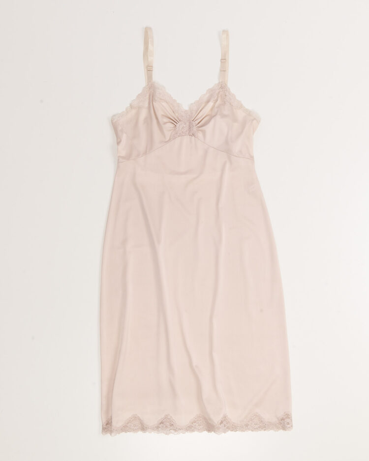 Нюдовое платье-комбинация с кружевом