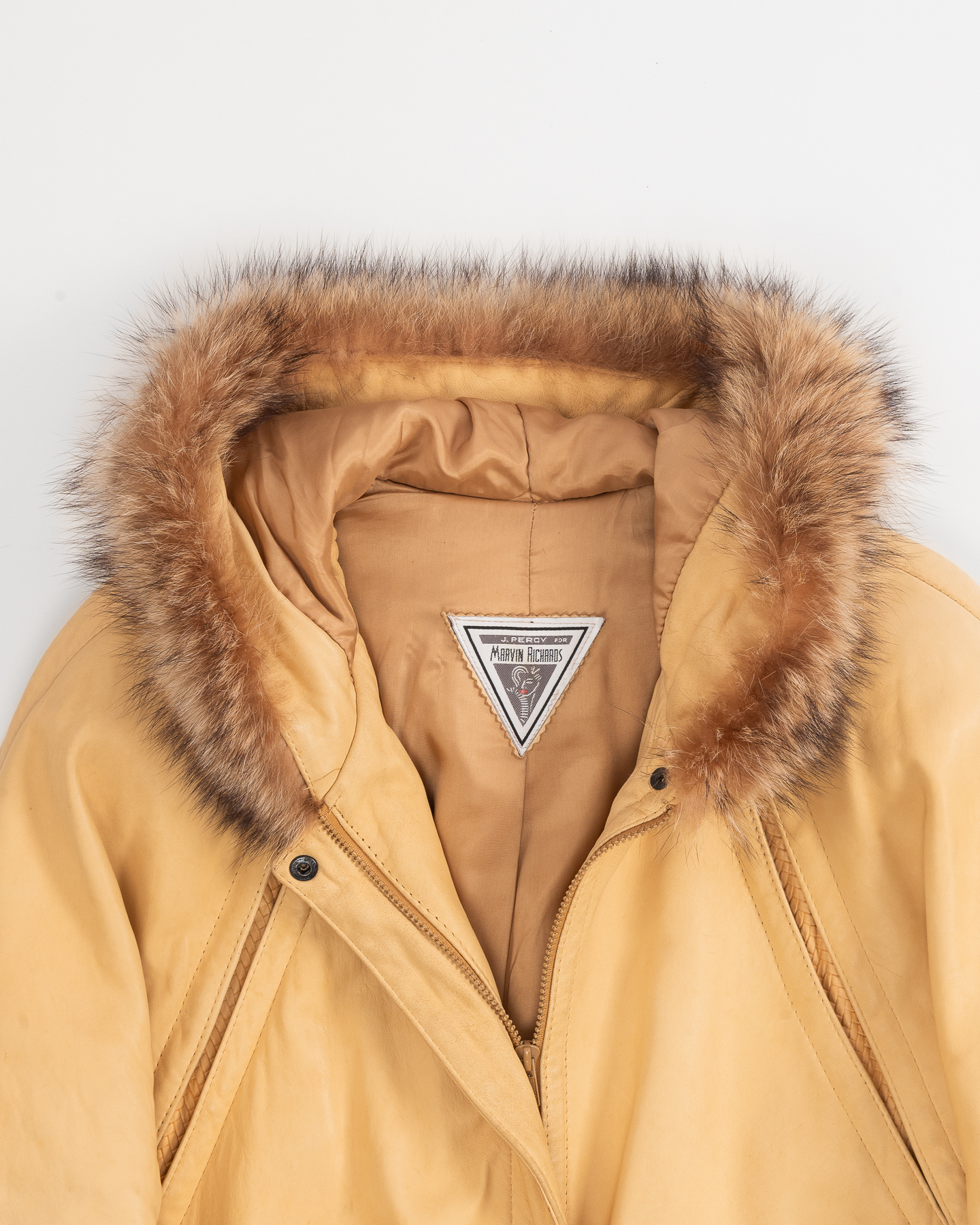 Куртка из натуральной кожи с меховой отделкой — изображение 3