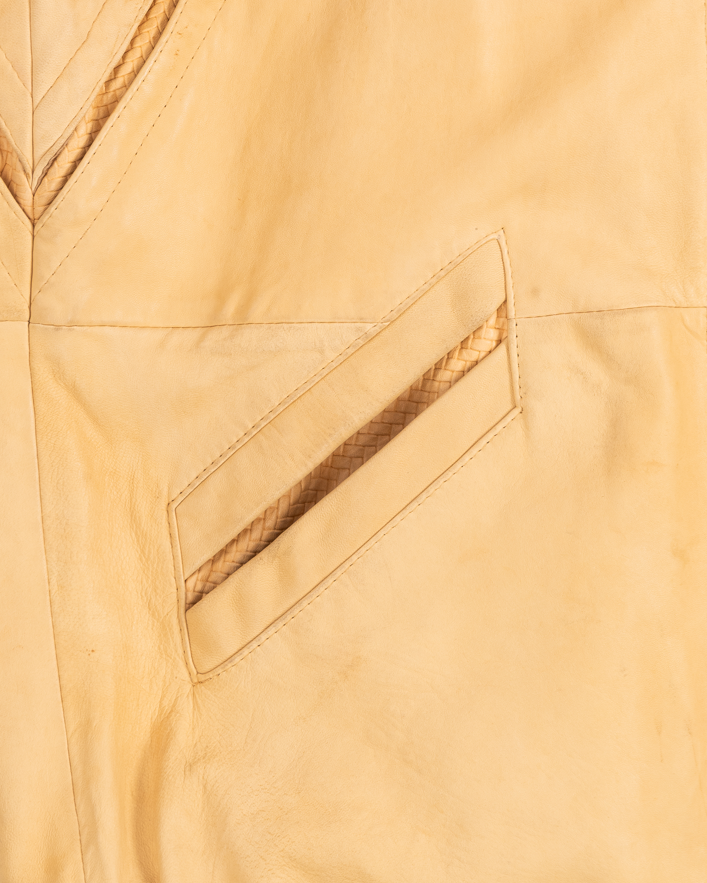 Куртка из натуральной кожи с меховой отделкой — изображение 5