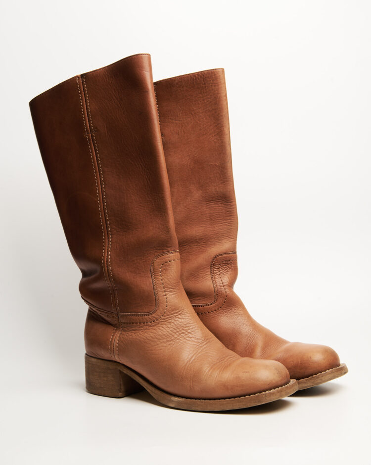 Высокие кожаные сапоги с квадратным носом