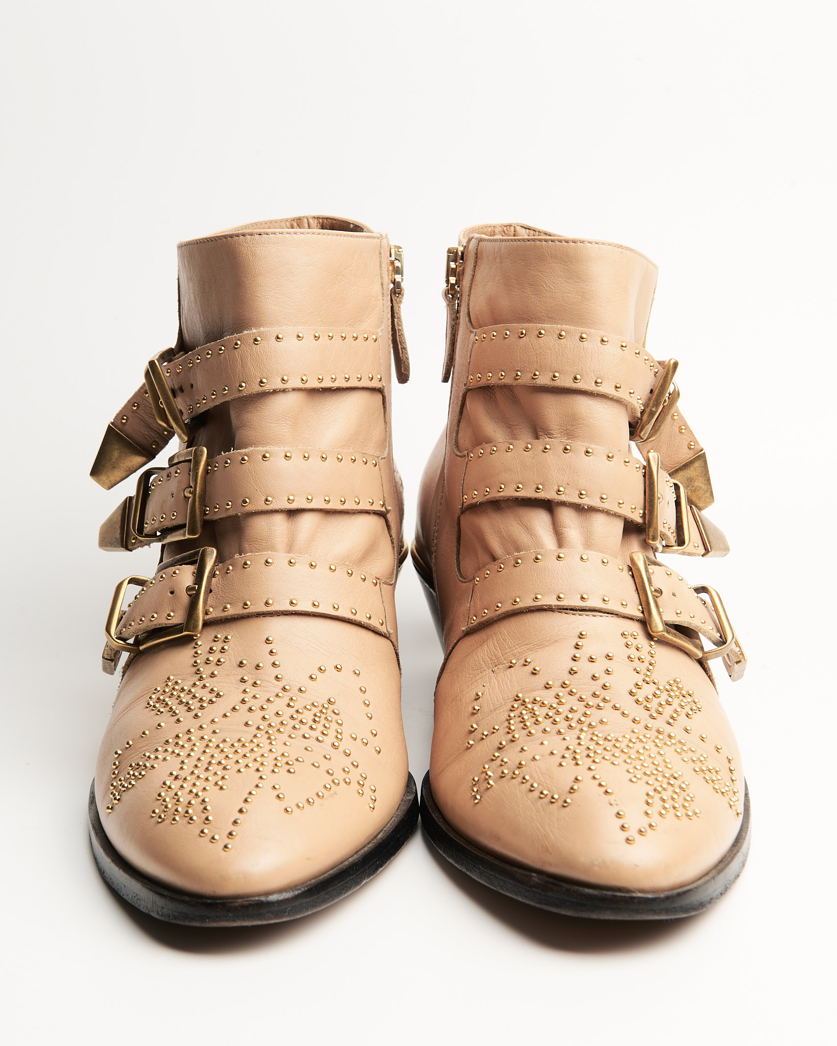 Кожаные казаки с ремешками и заклёпками