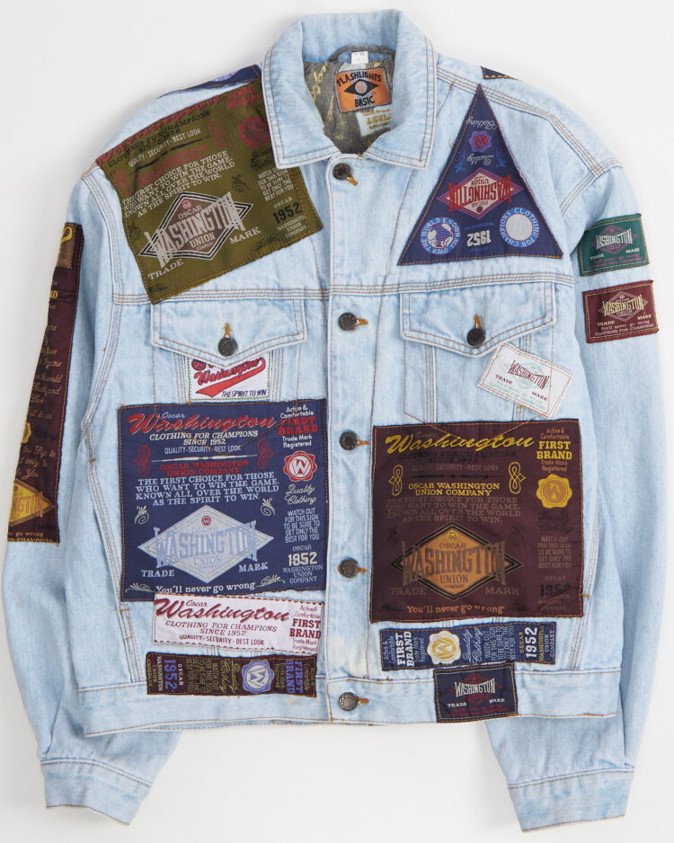 Джинсовая куртка с нашивками