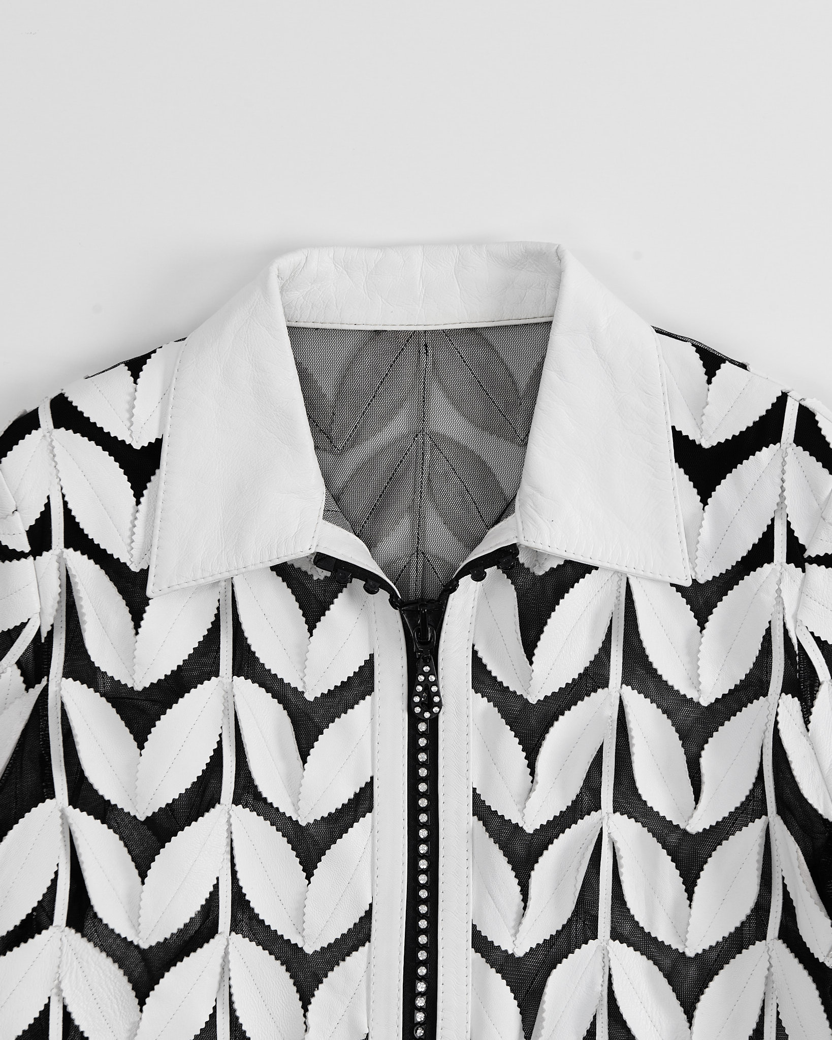 Кожаная блуза с ажурным узором made in France — изображение 3