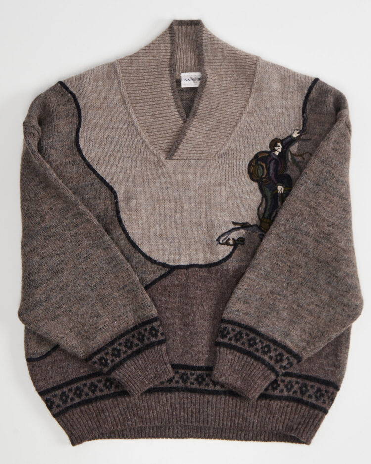 Джемпер с горным мотивом и глубоким воротом