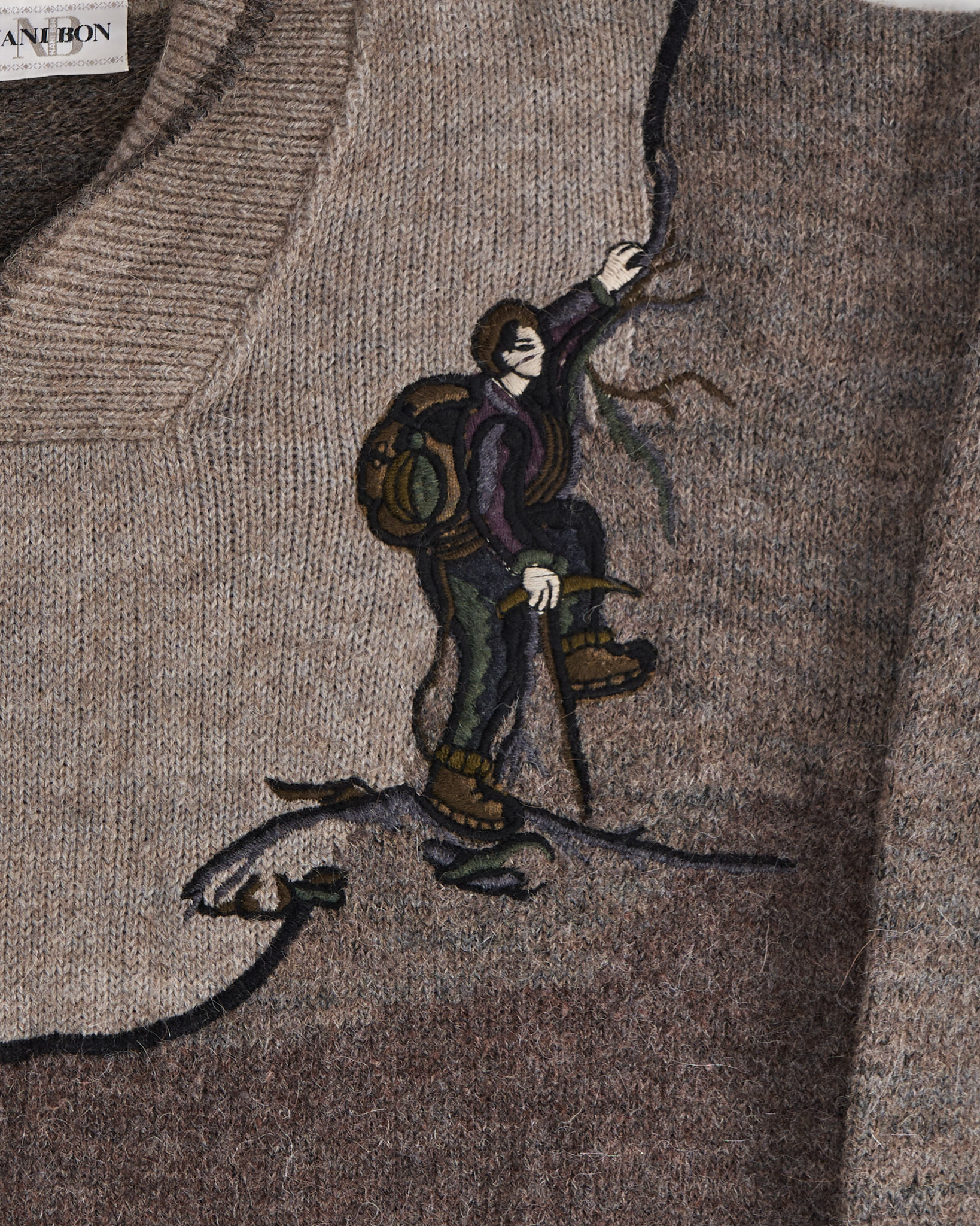 Джемпер с горным мотивом и глубоким воротом — изображение 4