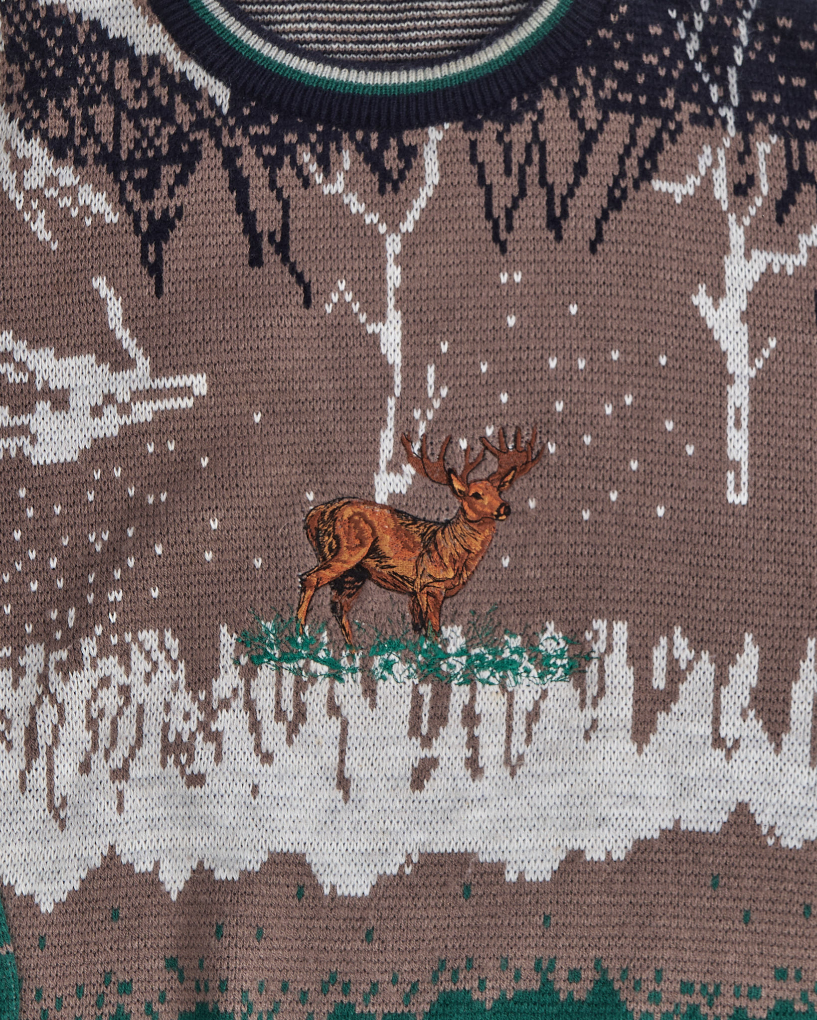 Вязаный свитер с лесным пейзажем — изображение 3