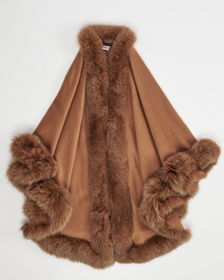 Пончо с отделкой из меха лисы