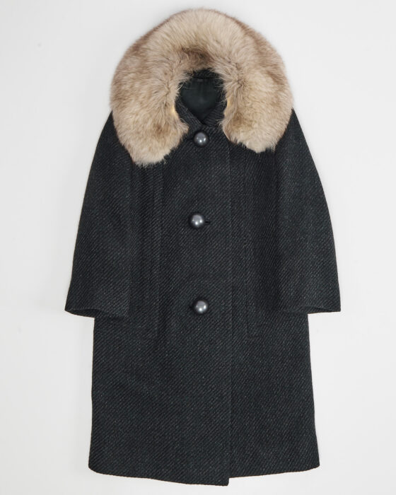 Пальто из шерсти с меховым воротником