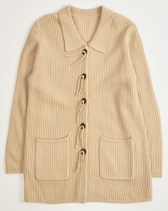 Бежевый вязаный кардиган с застежками