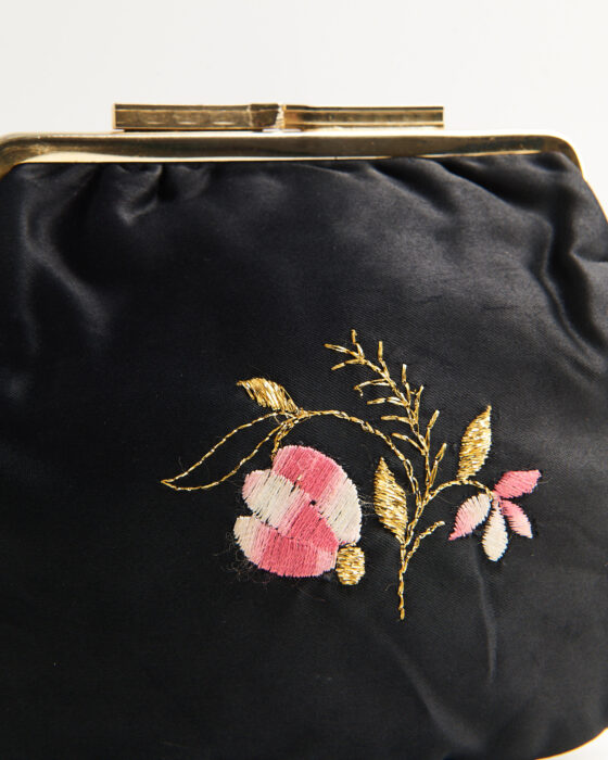 Сатиновый ридикюль с цветочной вышивкой — фото 3