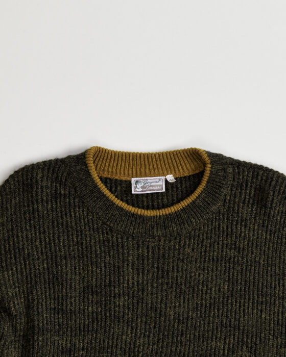 Свитер с гербом в оливковом оттенке — фото 4