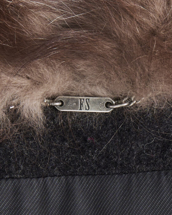 Пальто с меховым воротником — фото 6