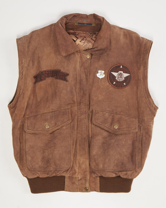 Винтажная кожаная куртка с нашивками — фото 7