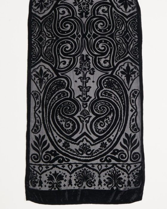 Шарф с бархатным орнаментом