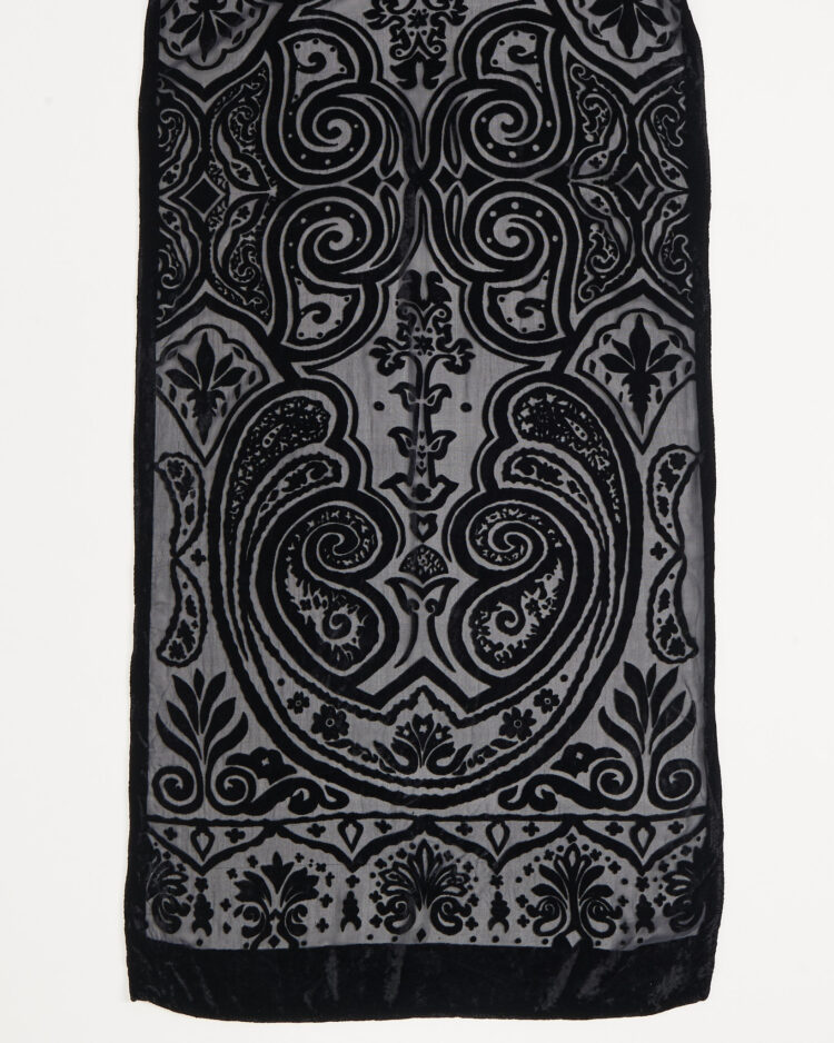 Шарф с бархатным орнаментом