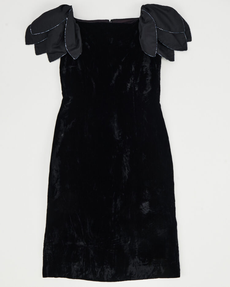 Бархатное платье с объемными плечами