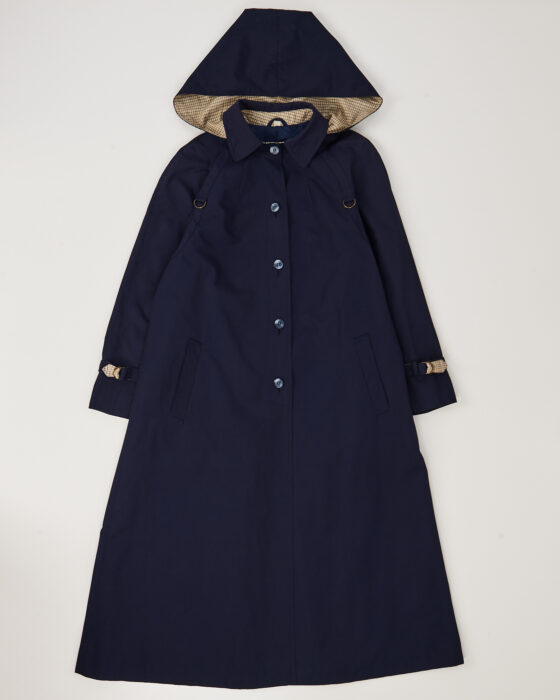 Темно-синий плащ с капюшоном