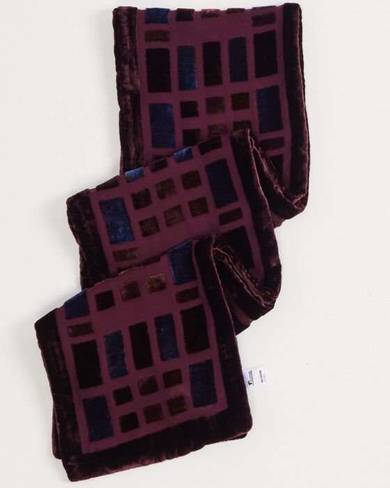 Бархатный шарф с геометрией — фото 3