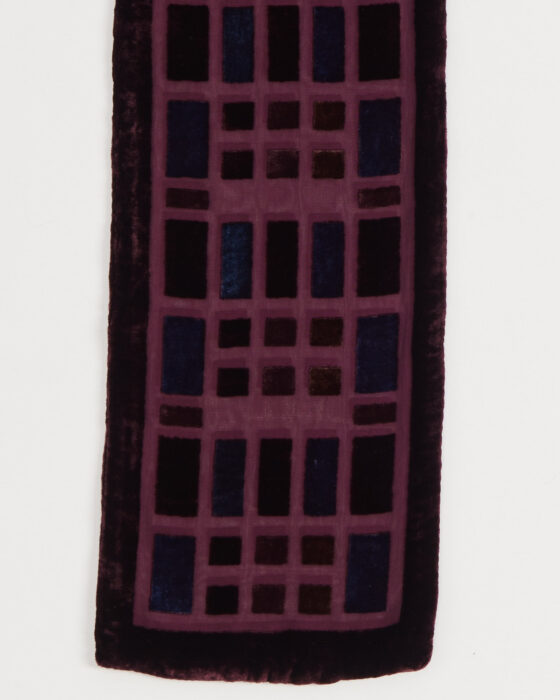 Бархатный шарф с геометрией